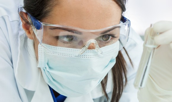Chemielaborantin im Labor